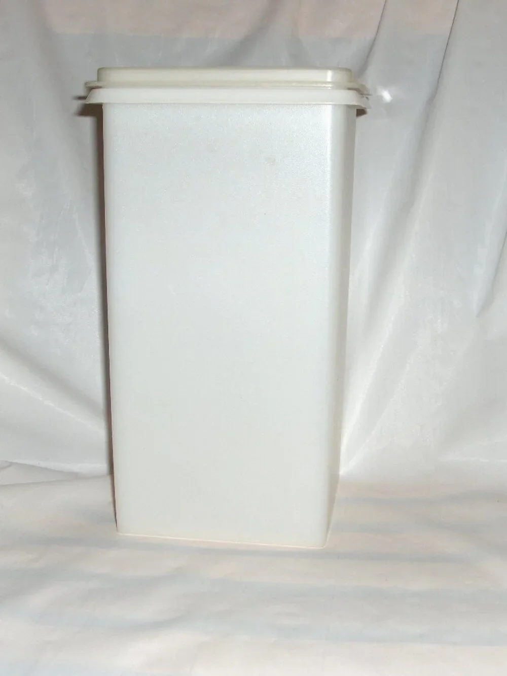 Vintage Tupperware Cracker Keeper, #1314-4